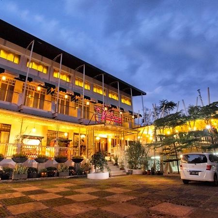The Victoria Guesthouse Bandung Exterior photo