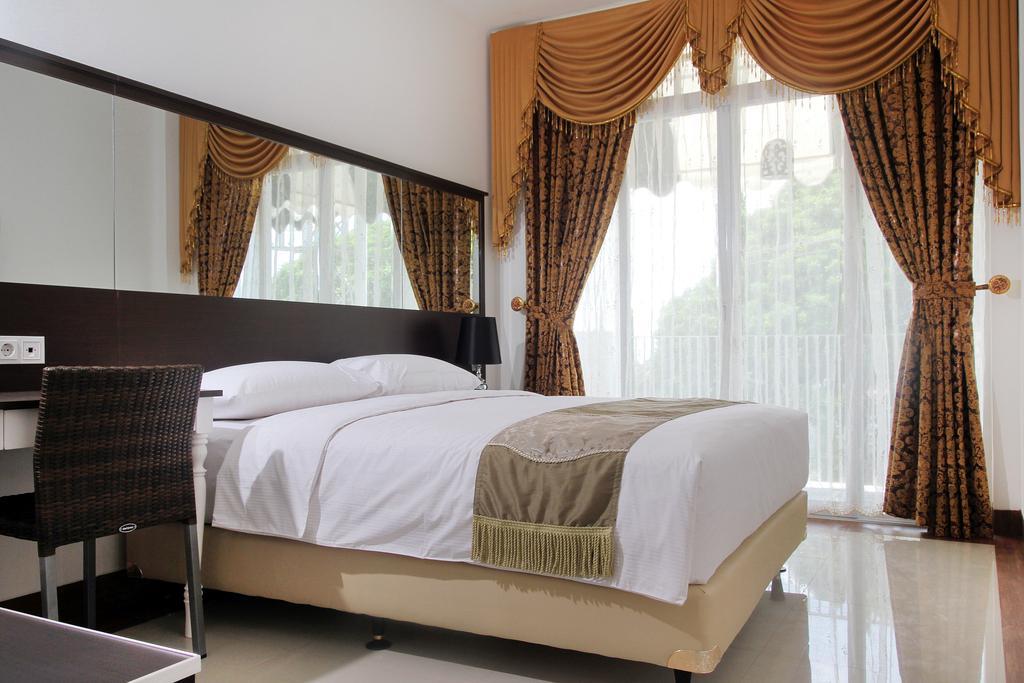The Victoria Guesthouse Bandung Exterior photo